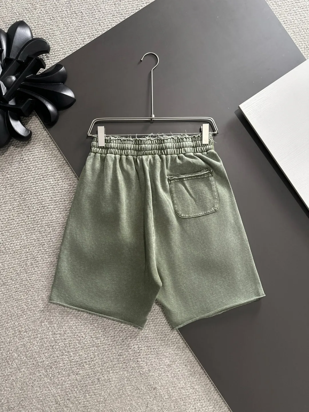🅿️330 shipped next day, high quality Stone lsland/Stone Island 2025 spring and summer new elastic band casual color-washed loose shorts, two needle stitches at the trouser hem, fine and firm stitching, counter-customized fabrics with high breathability and comfort, impeccable details, brand element design concept, reflecting high quality. It feels delicate and soft! It presents a casual cut and the upper body shape is great! Size: S-XXL